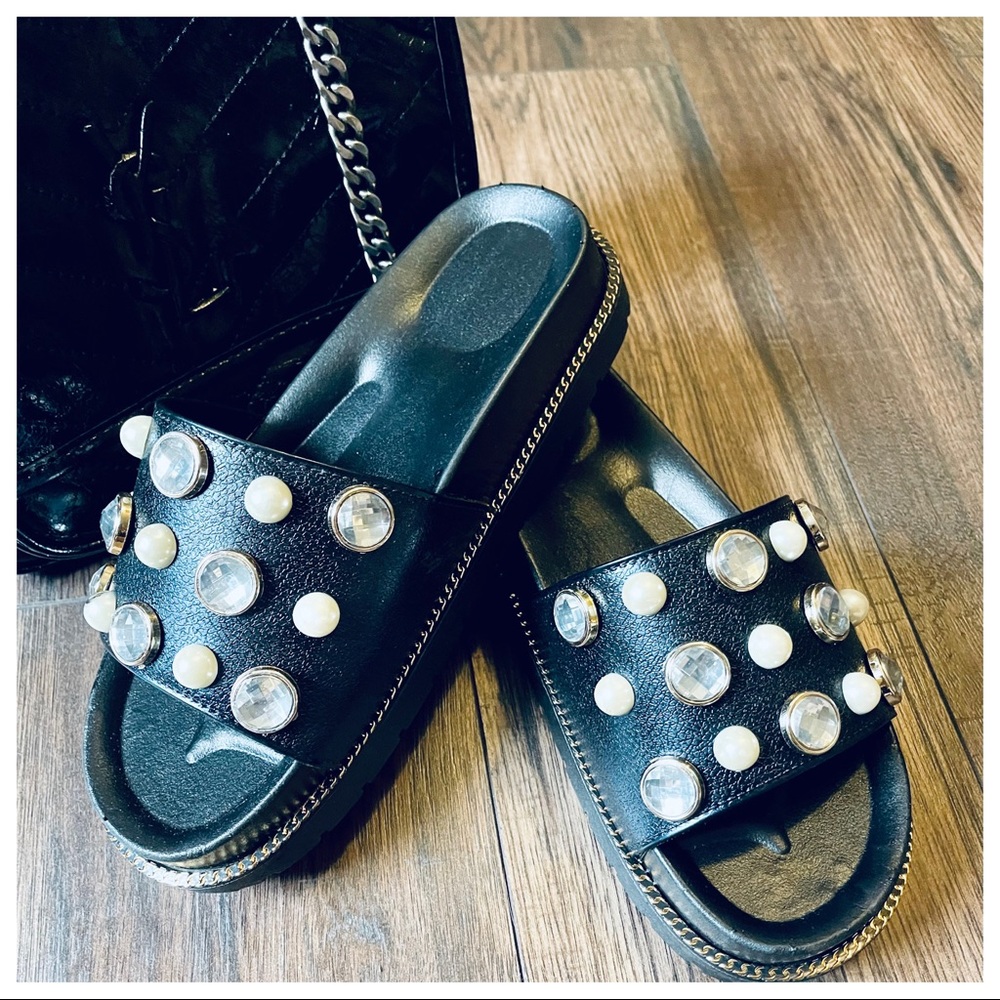 ✨LAST ONE✨PARIS Unique Pearl stone detailing slides sandals - Picture 2 of 5